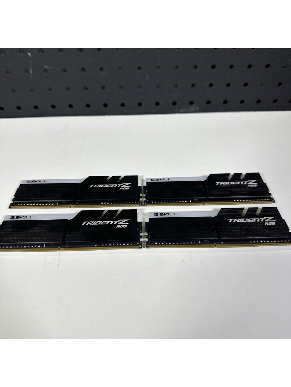 G. SKILL Trident Z RGB 32GB DDR4 3200 MHz PC4-17000 (F4-3200C16Q-32GTZR)